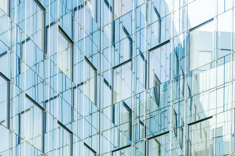 Façade vitrée en mur-rideau