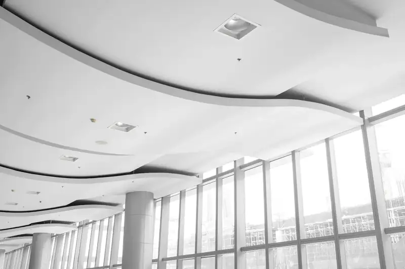 Faux plafond moderne aux lignes courbes