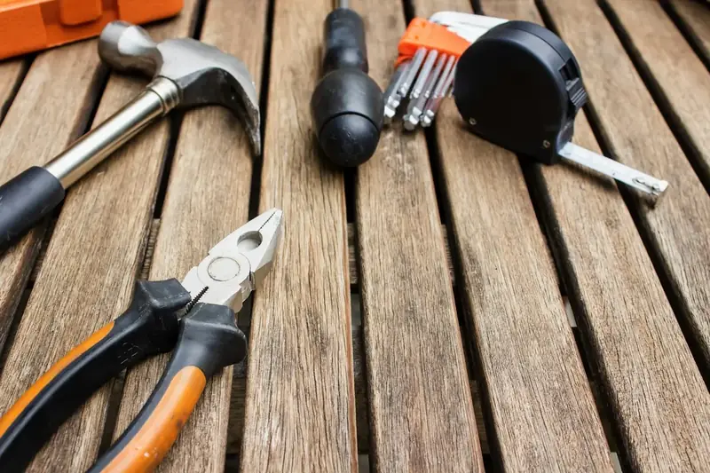 Outils à main sur un plan de travail en bois